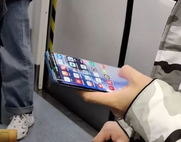 先睹為快,地鐵上疑似出現華為P40 Pro真機